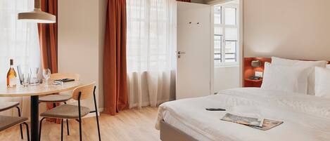 Caja de seguridad en la habitación y espacio para trabajar con laptop