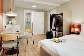 Studio | Caja de seguridad en la habitación y espacio para trabajar con laptop