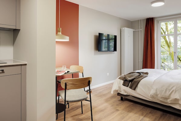 Studio | Área de sala de estar | Smart TV de 43 pulgadas con canales digitales