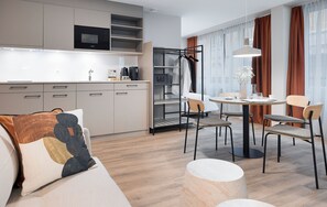 Studio Family | Caja de seguridad en la habitación y espacio para trabajar con laptop 