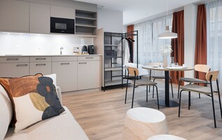 Studio Family | Cofres nos quartos, espaço de trabalho para notebook, cortinas blackout