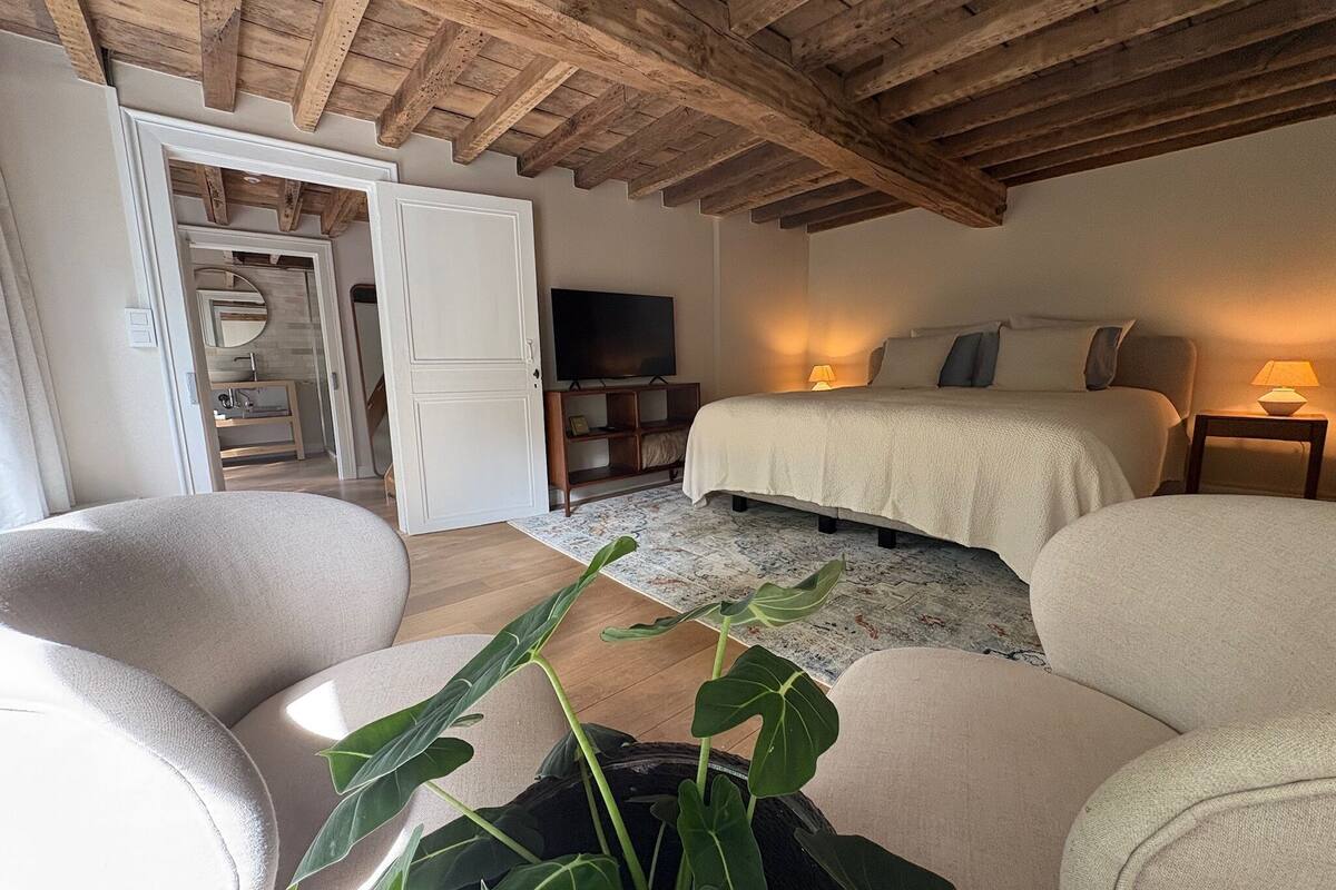 Luxury Room, City View | Blackout drapes, iron/ironing board, free WiFi