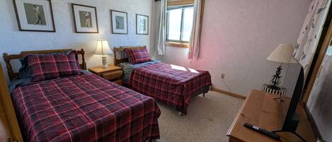 2 bedrooms, desk, WiFi, bed sheets
