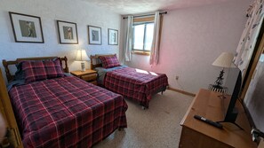 2 bedrooms, desk, WiFi, bed sheets