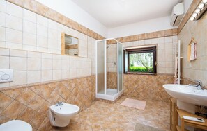 Villa | Bathroom | Shower, bidet, towels - Casa Gelsomino (Narni)