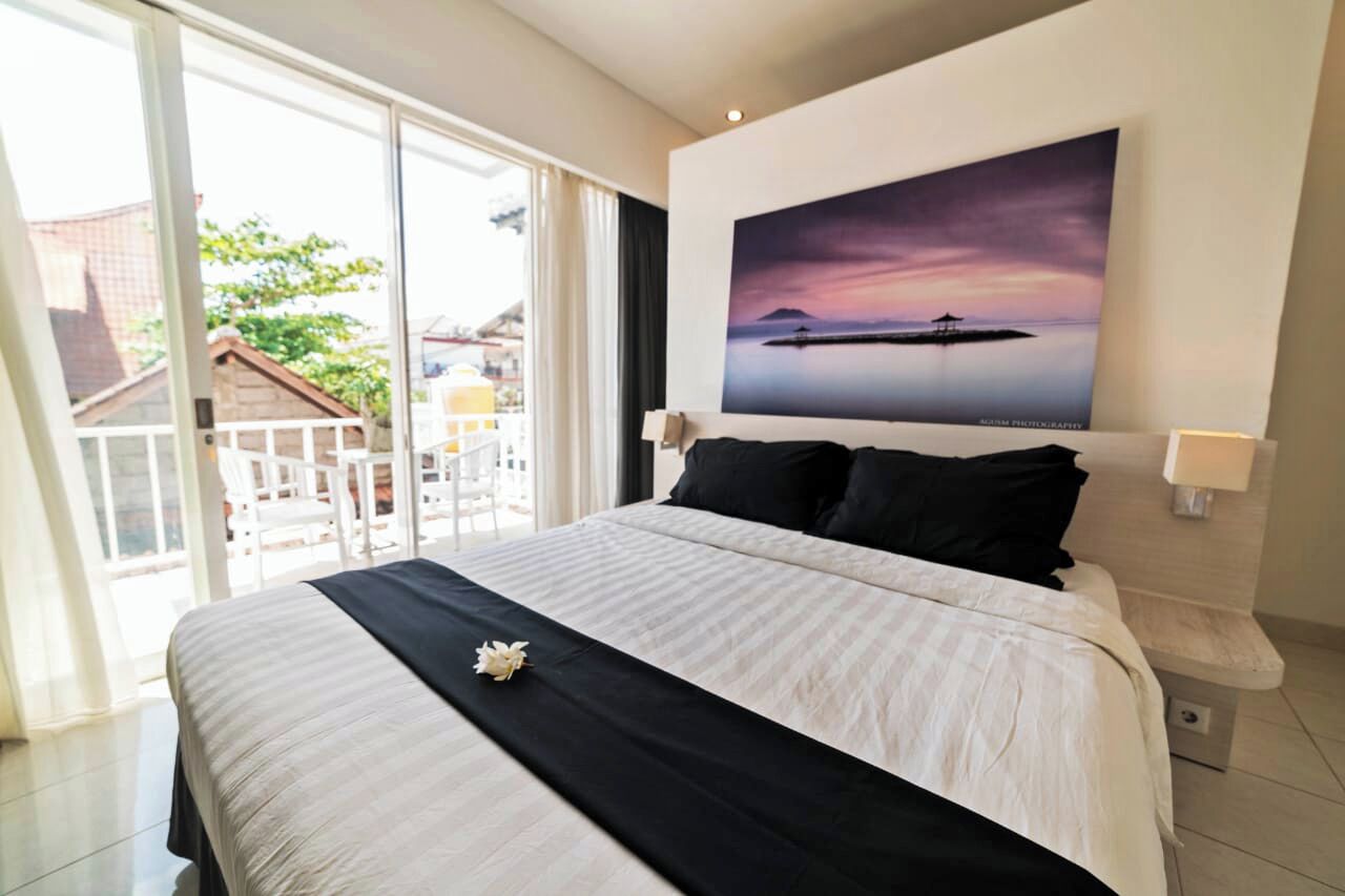 Brankas, meja kerja, ruang kerja ramah laptop, dan tirai kedap cahaya