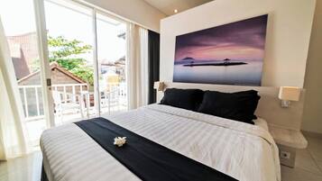 Cofres nos quartos, escrivaninha, espaço de trabalho para notebook