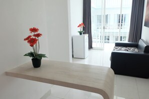 Executive Studio, Pool View | Living area