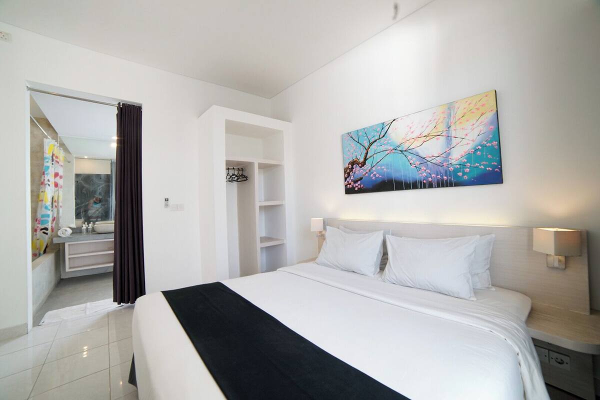 Executive Studio, Pool View | Bathroom | Towels, soap, shampoo, toilet paper