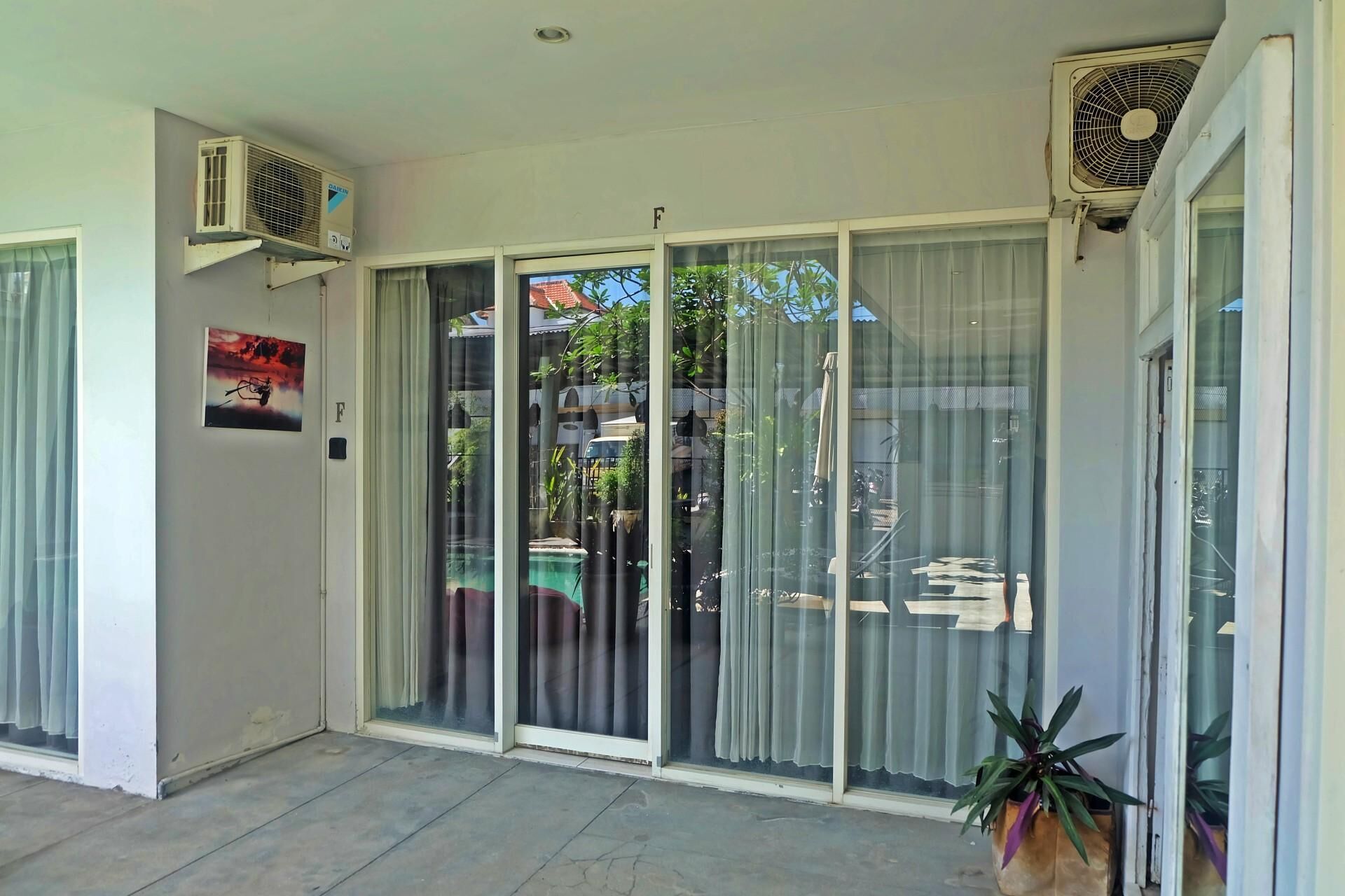 Studio cơ bản, quang cảnh hồ bơi | Hiên