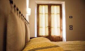 6 多间卧室、客房内保险箱、免费 WiFi、床单