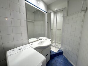 Shower, hair dryer, towels - Maison de la Place (Niza)