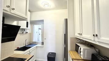 Fridge, microwave, oven, coffee/tea maker