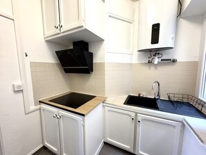 Fridge, microwave, oven, coffee/tea maker