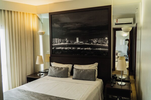 In-room safe, desk, laptop workspace, blackout curtains - Bonaparte Hotel (Brasilia)