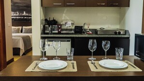 冷蔵庫、電子レンジ、調理器具と食器