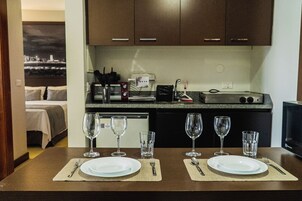 Kühlschrank, Mikrowelle, Kochgeschirr/Geschirr/Besteck