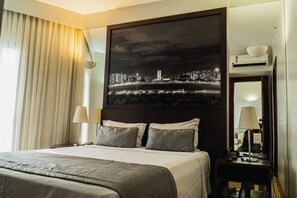 In-room safe, desk, laptop workspace, blackout curtains - Bonaparte Hotel (Brasilia)