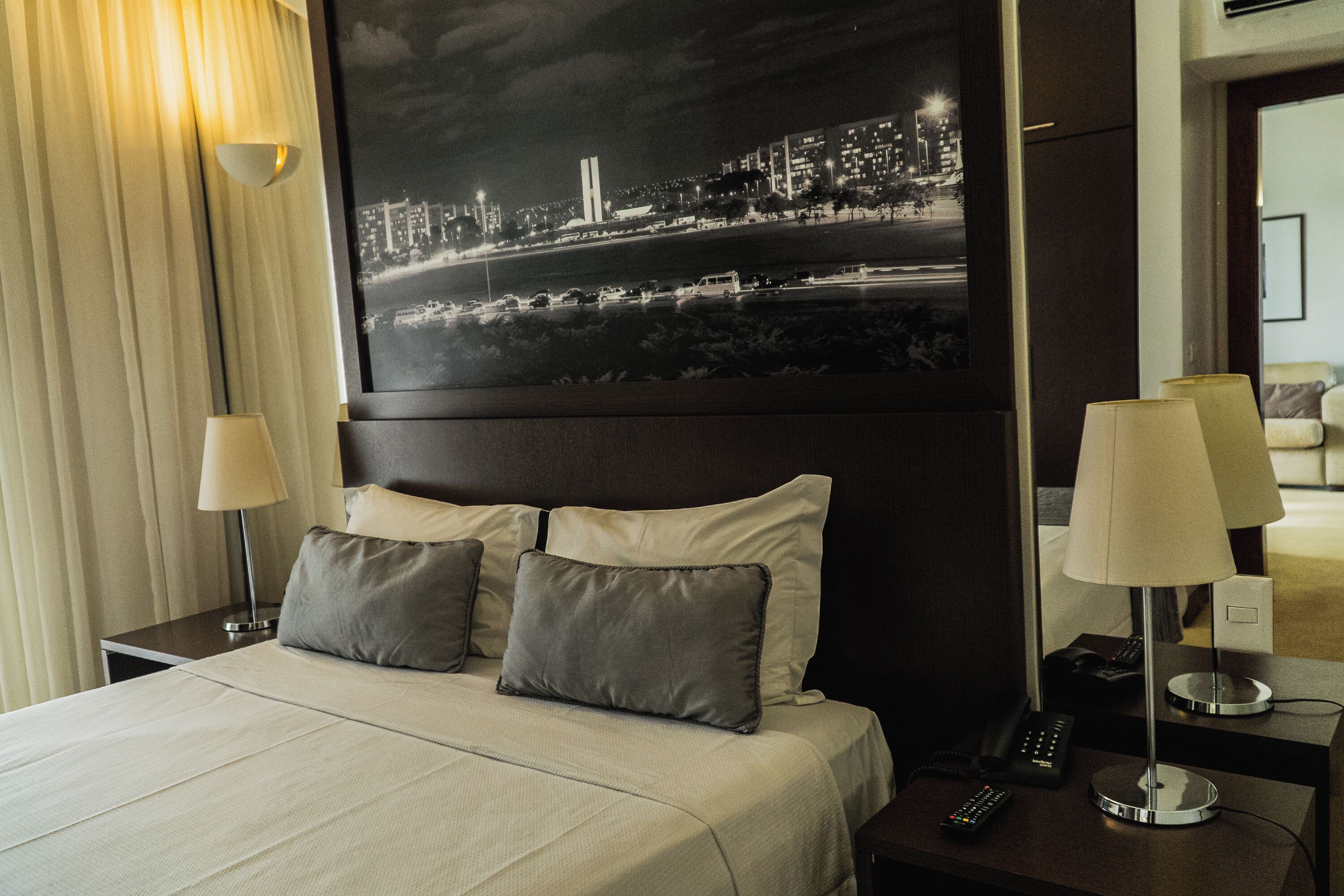 客房内保险箱、办公桌、笔记本电脑工作区、遮光窗帘