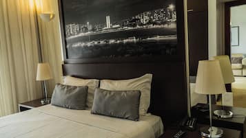 Cofres nos quartos, escrivaninha, espaço de trabalho para notebook