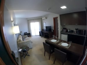 Een kluis op de kamer, een bureau, een laptopwerkplek