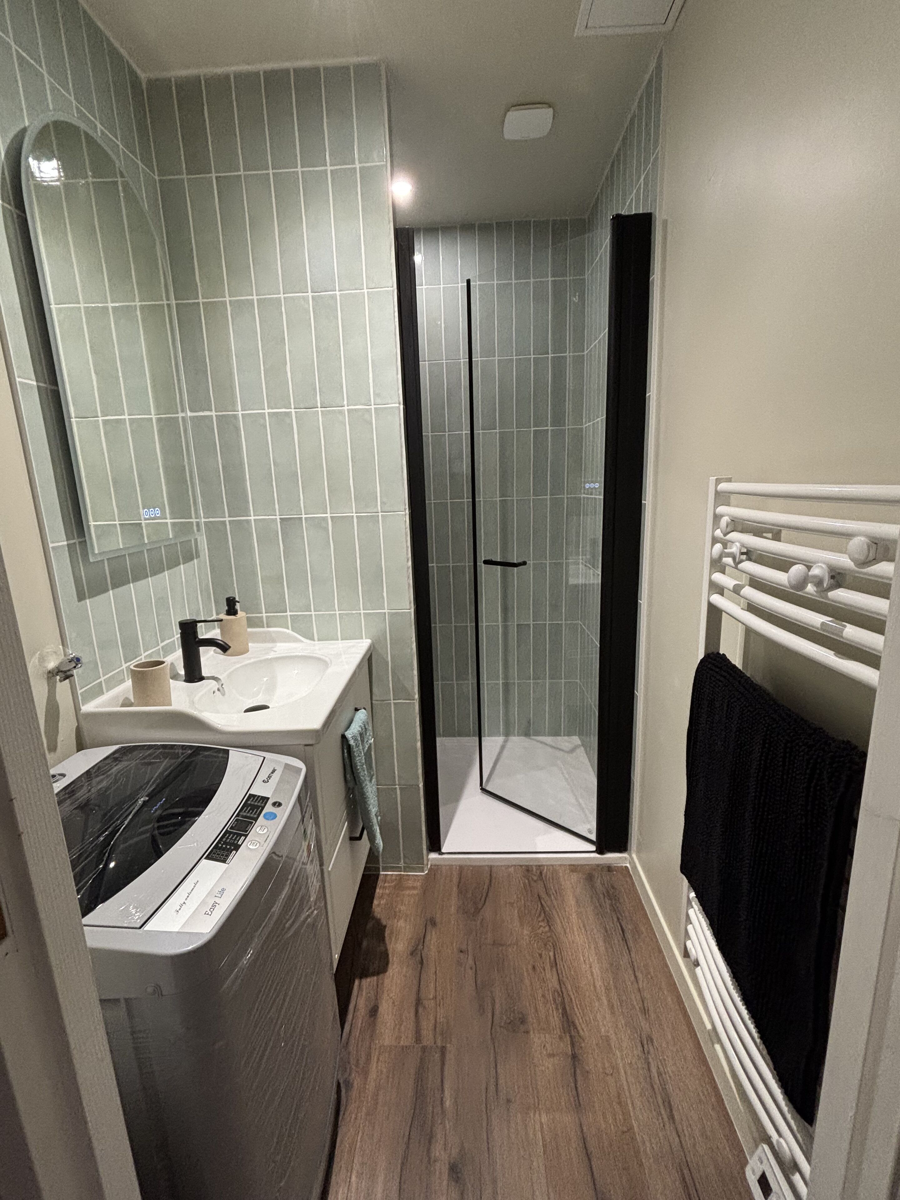 Haartrockner, Handtücher, Toilettenpapier