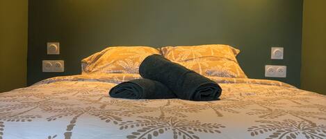 Tabla de planchar con plancha, wifi, ropa de cama