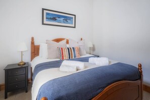 1 bedroom, iron/ironing board, travel crib, free WiFi - Ground floor apartment, New Quay (Ceredigion)