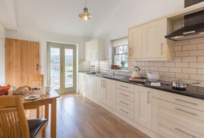 Kjøleskap, mikrobølgeovn, ovn og oppvaskmaskin