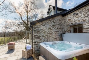 Outdoor spa tub - Country cottage - Pentre-Cwrt (Pentre-cwrt)