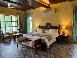 Luxe suite, uitzicht op tuin | Lakens van Egyptisch katoen, luxe beddengoed, een laptopwerkplek