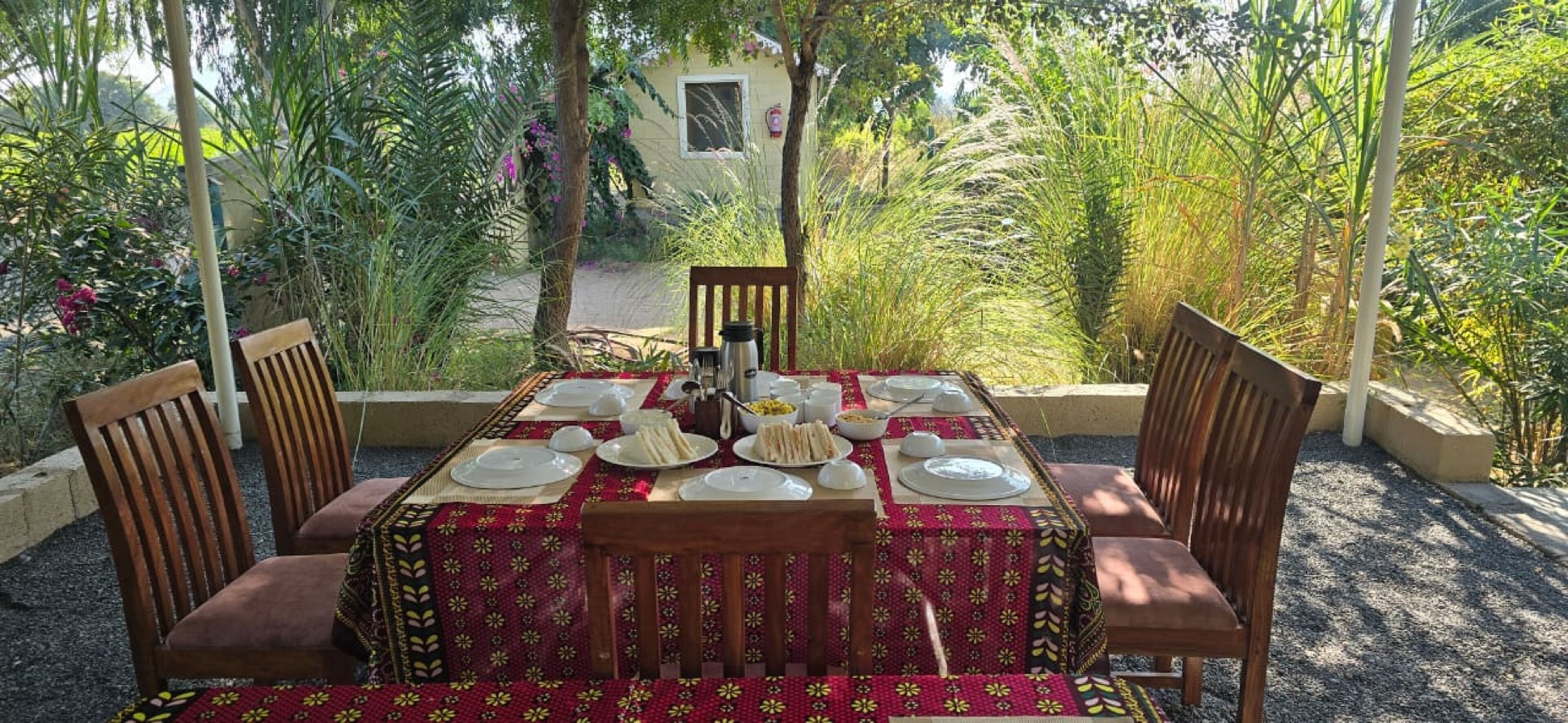 매일 현지식 아침 식사(1인당 INR 500)