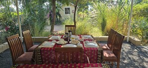 Desayuno con opciones de la cocina local diario (INR 500 por persona)