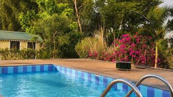 Swim-up bar