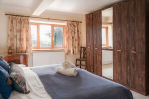 5 habitaciones, tabla de planchar con plancha y cuna de viaje