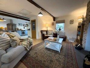TV, fireplace - Traditional Country Cottage (Pennant)