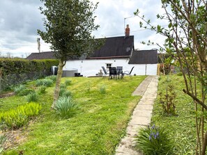 Outdoor dining - Traditional Country Cottage (Pennant)