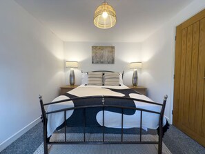 1 bedroom, iron/ironing board, travel cot, WiFi - Traditional Country Cottage (Pennant)