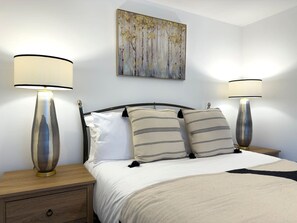 Tabla de planchar con plancha, cuna de viaje, wifi y ropa de cama 