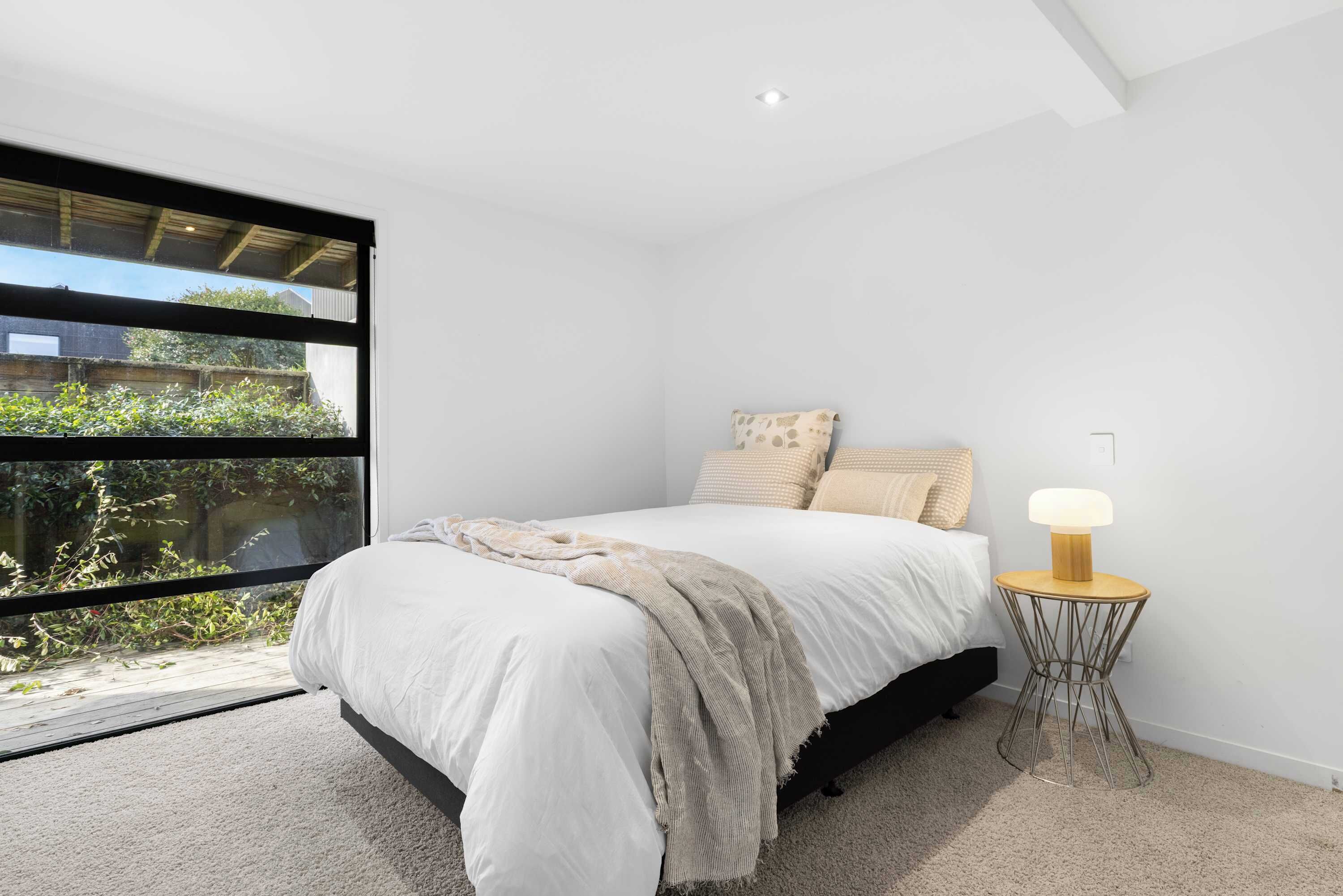 5 bedrooms, desk, iron/ironing board, WiFi