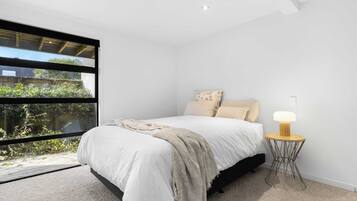 5 bedrooms, desk, iron/ironing board, WiFi