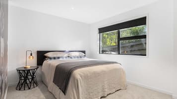 5 bedrooms, desk, iron/ironing board, WiFi