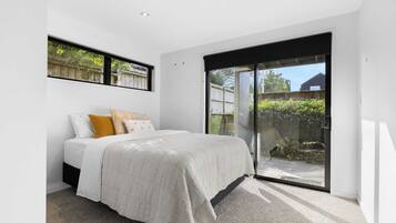 5 bedrooms, desk, iron/ironing board, WiFi