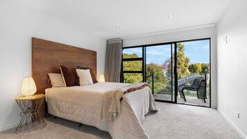 Desk, iron/ironing board, WiFi, bed sheets