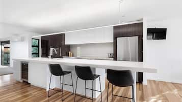 Coffee/tea maker, fridge, microwave, oven