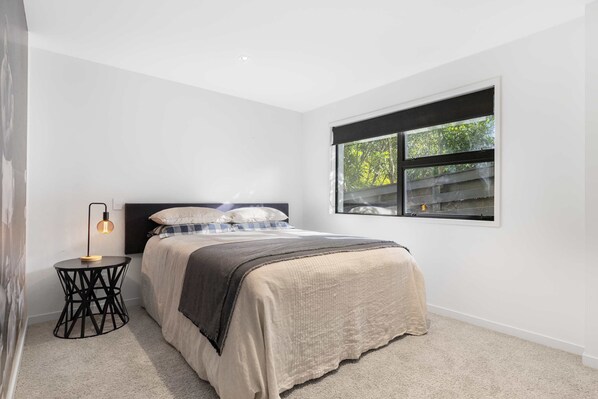 Desk, iron/ironing board, WiFi, bed sheets
