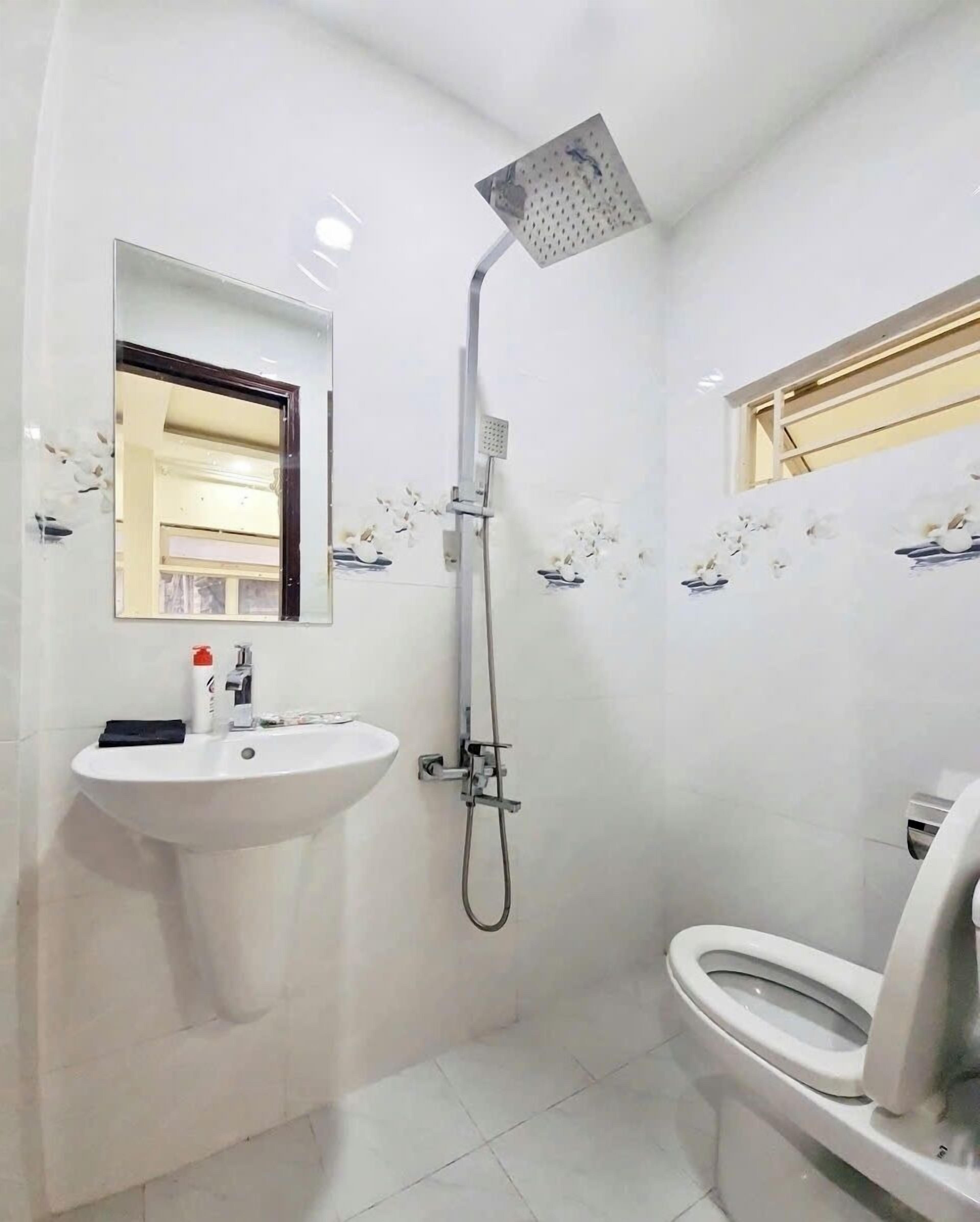 Ducha, secador de pelo, toallas, jabón