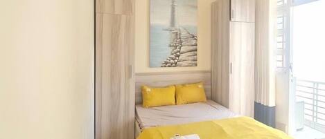 Habitación básica doble, balcón, vistas a la ciudad | Wifi gratis