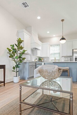 Interior - New River Oaks • River Ranch • King • A+ Location (Lafayette)