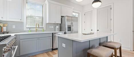 Frigorífic, microones, forn i placa de cuina